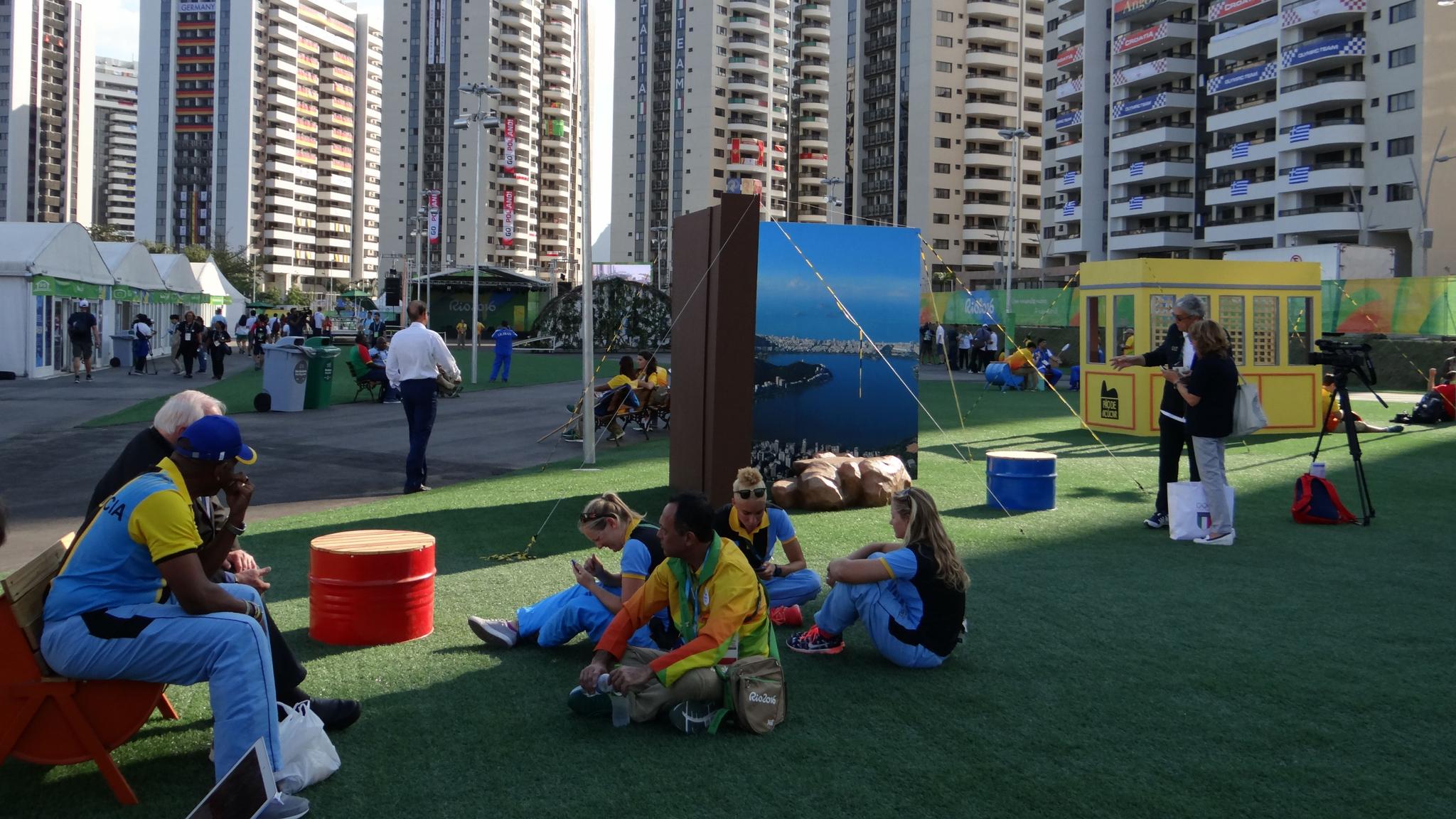 Village Plaza, na Vila Olímpica do Rio-2016: oportunidade de interação entre atletas de países e esportes diferentes é parte vital da experiência olímpica.