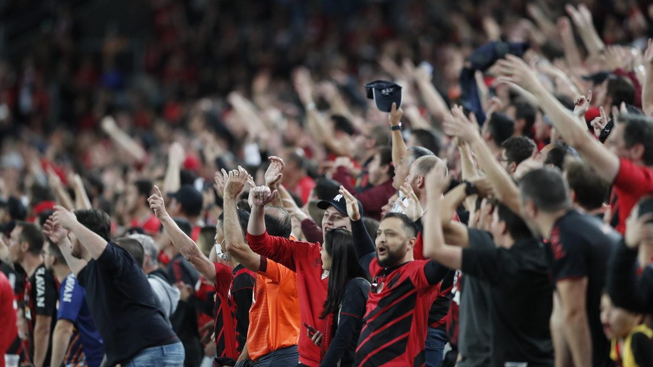 Volta do público aumentou receitas no estádio, mas Athletico diminuiu lucro com associados.
