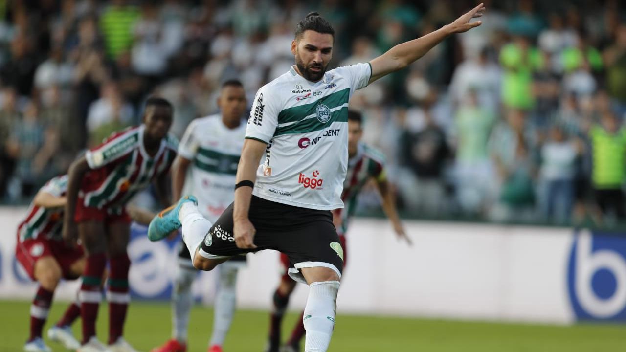 Léo Gamalho decide, e Coritiba vence o Fluminense