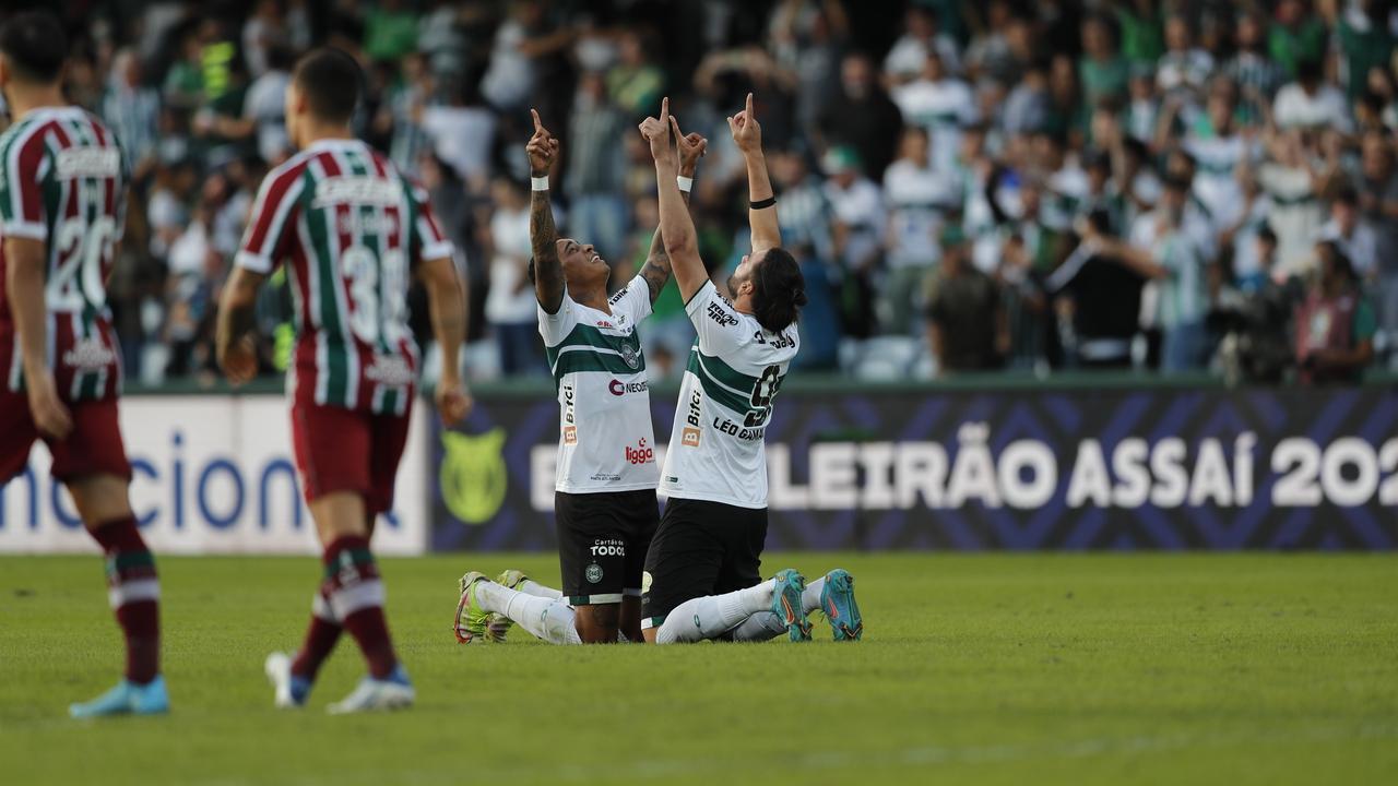Léo Gamalho faz dois gols no 3 a 2 do Coritiba