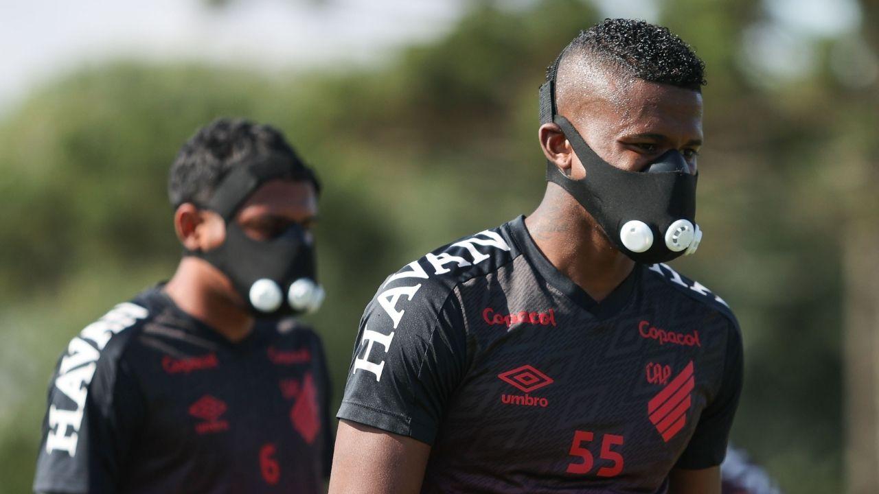 De olho na Libertadores, Athletico treina de máscara para simular efeitos da altitude