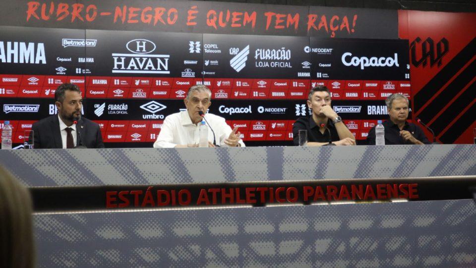 Alexandre Mattos, Fernando Yamada e Carlinhos Neves apresentados pelo Athletico. Três meses depois, só um segue no clube.