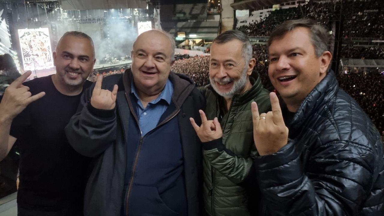 Diretoria do Coritiba posa ao lado de prefeito Rafael Greca em show do Metallica