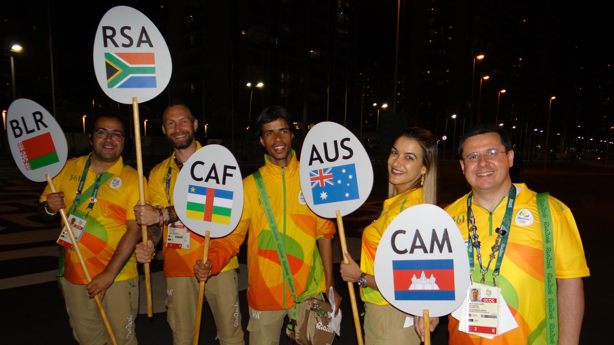 Missão cumprida: o colunista (à direita) e outros NOC assistants depois de levarmos nossas delegações aos pontos de embarque na Vila Olímpica rumo à cerimônia de abertura.