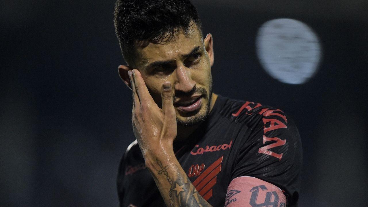 Zagueiro Pedro Henrique na derrota do Athletico para o Flu