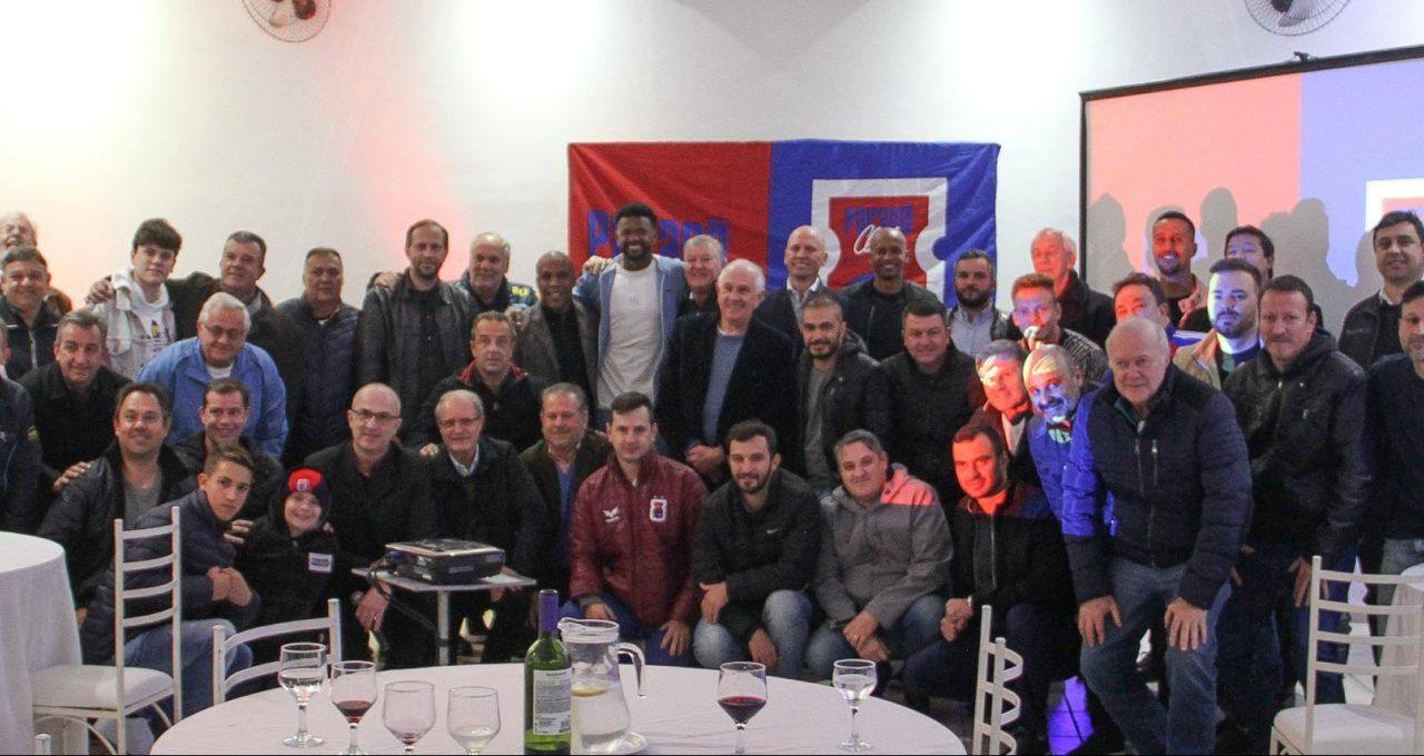 Dirigentes, ex-dirigentes, jogadores, ex-jogadores e parceiros em reunião de apoio ao Paraná