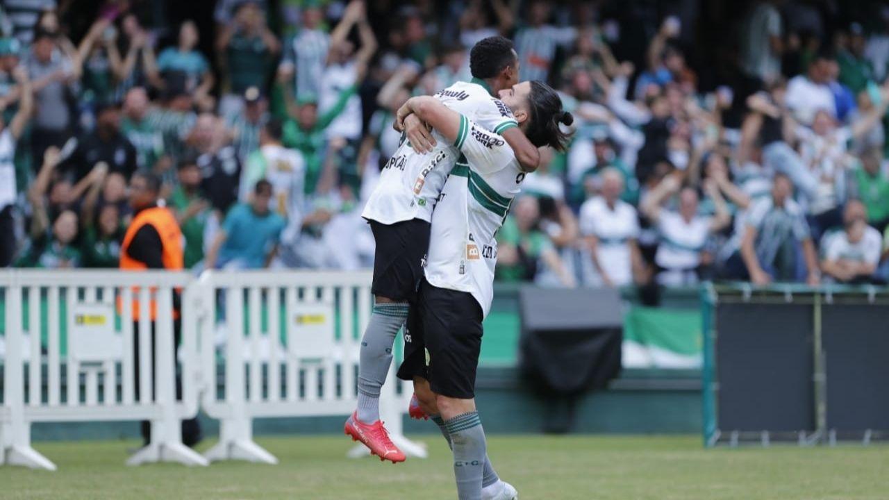 Igor Paixão comemora gol pelo Coritiba