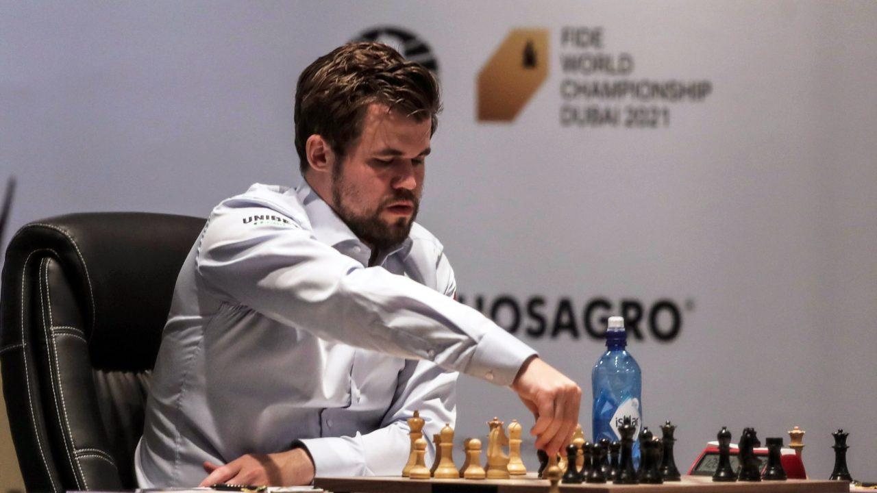 O norueguês Magnus Carlsen durante partida do match em que manteve o título mundial, contra o desafiante russo Ian Nepomniachtchi. Foto: Ali Haider/EFE/EPA