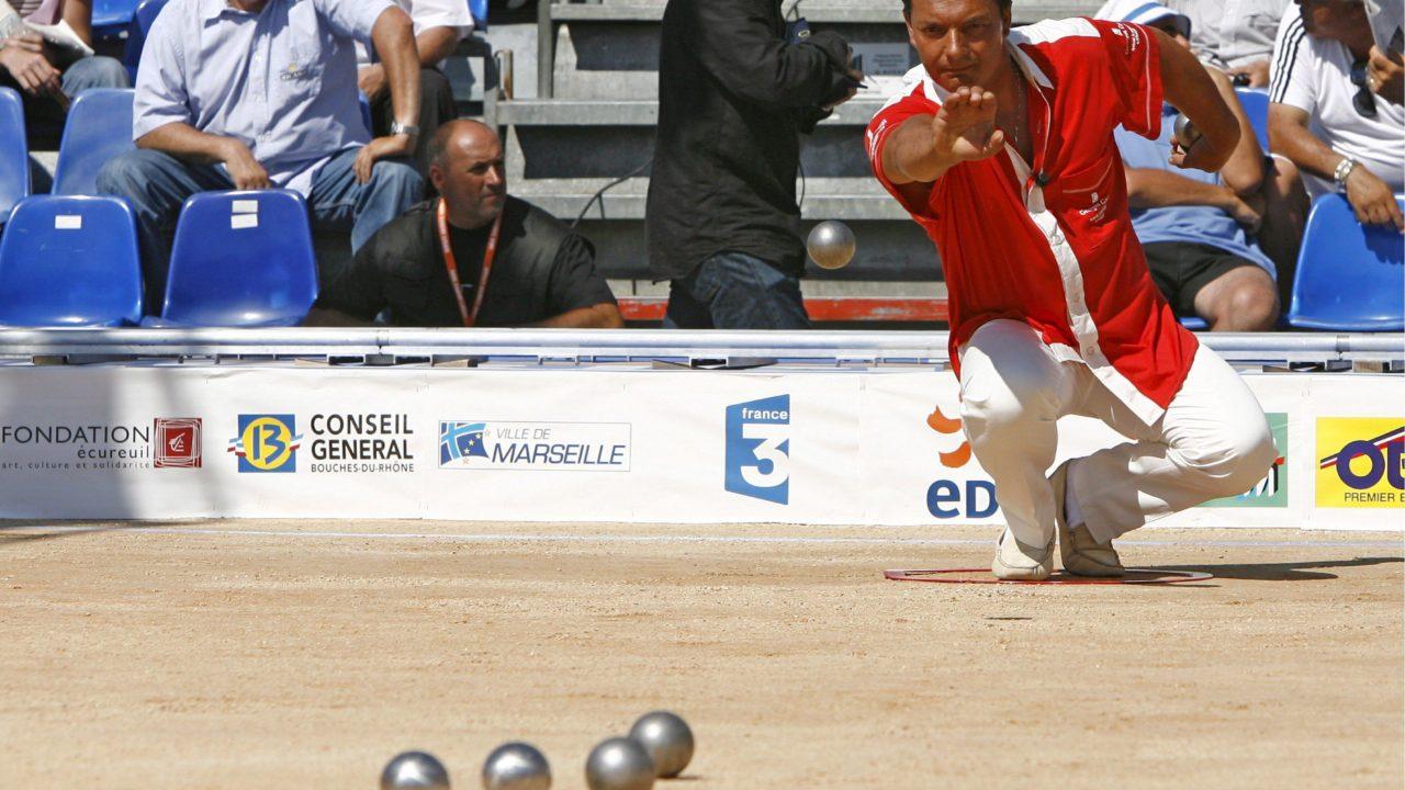 O francês Lambert Crist lança uma bola no torneio "Mondial de Petanque" em Marselha, em 2008. Foto: Guillaume Horcajuelo/EFE