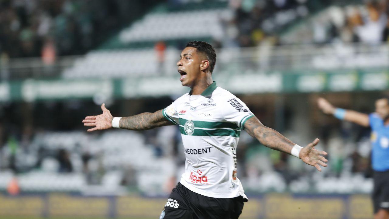 Alef Manga comemora gol pelo Coritiba