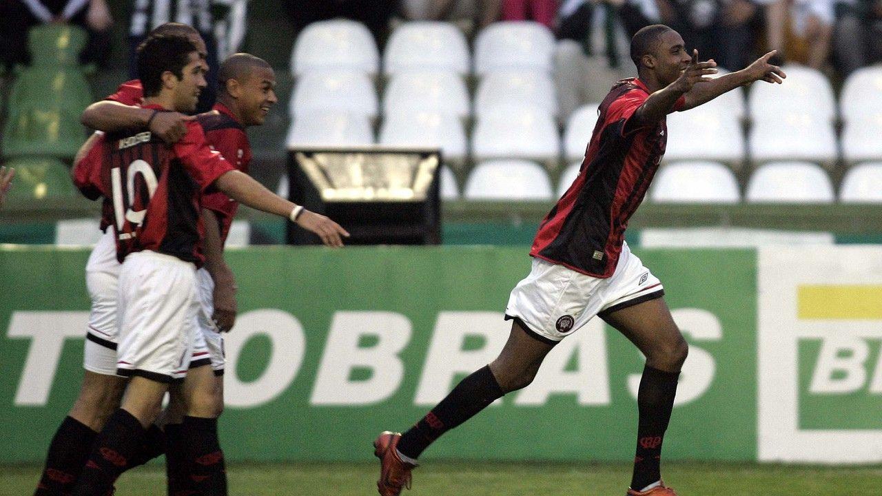 Lima comemora gol no Atletiba de 2005, a última vitória do Athletico no Couto em Brasileirão