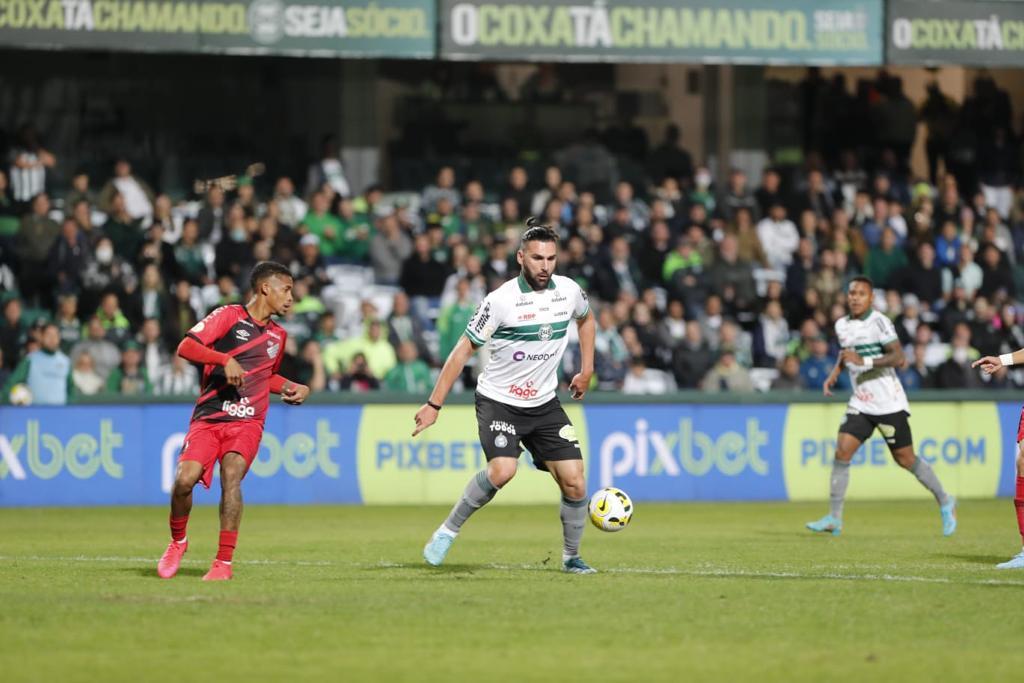 Léo Gamalho voltou a jogar no Atletiba, após quatro rodadas fora.