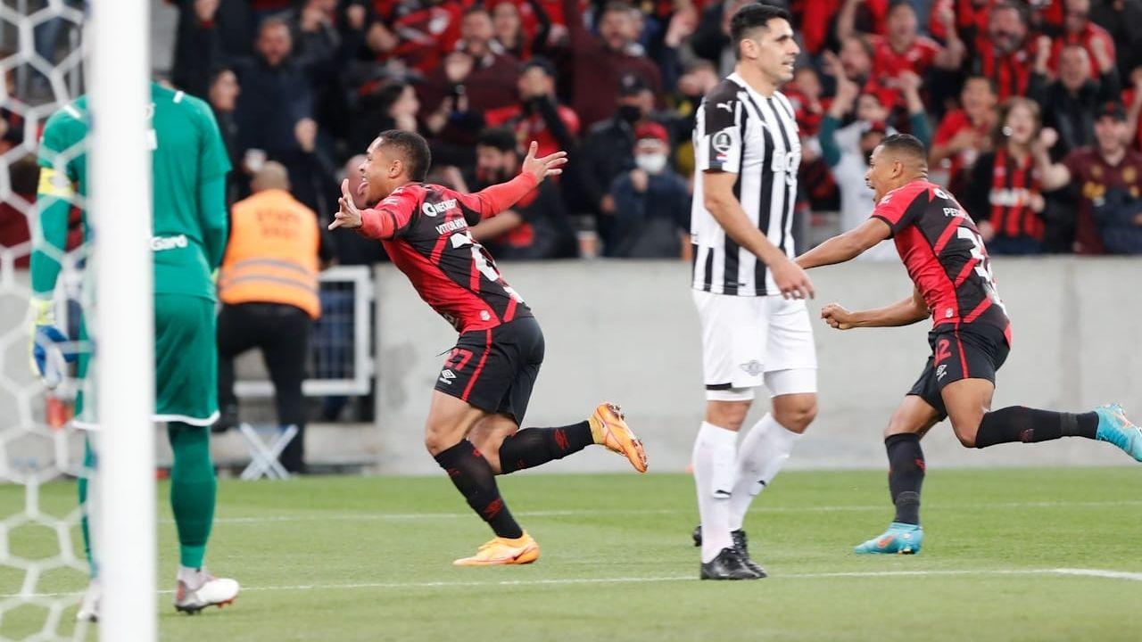 Vitor Roque comemora gol pelo Athletico
