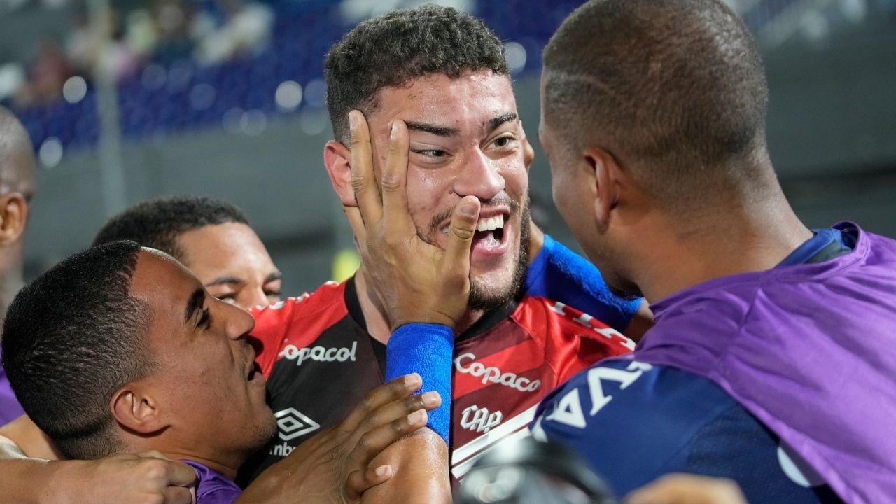 Rômulo celebra gol heroico e projeta atuar com Fernandinho: “Não caiu a ficha”