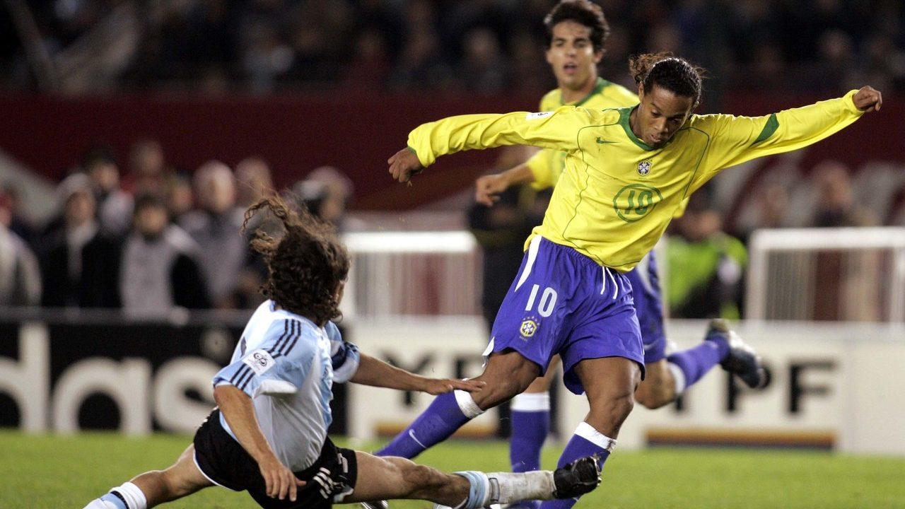 Ronaldinho Gaúcho era o astro do futebol mundial.