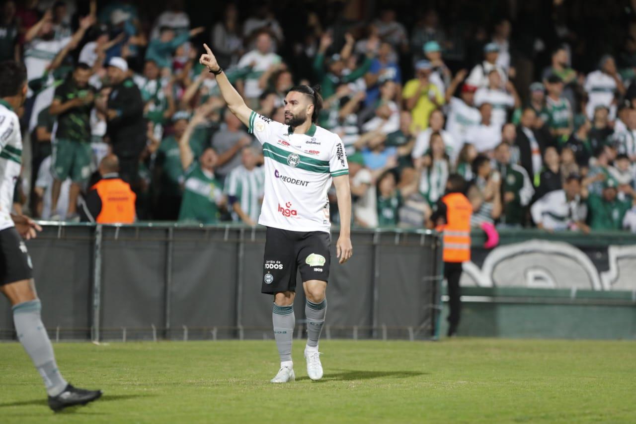 Léo Gamalho já tem 14 gols em 2022.
