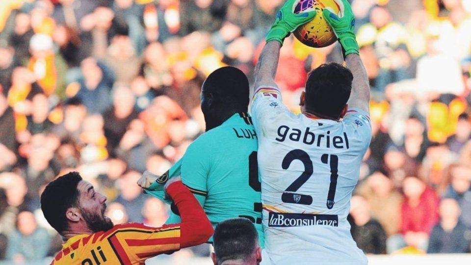 Gabriel em disputa com Lukaku. Foto: Divulgação/Lecce. 