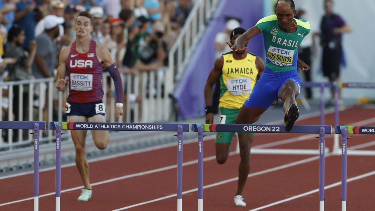 Alison dos Santos venceu a final dos 400 metros com barreiras do Campeonato Mundial de Atletismo, em Eugene (EUA). Foto: Alberto Estevez/EFE