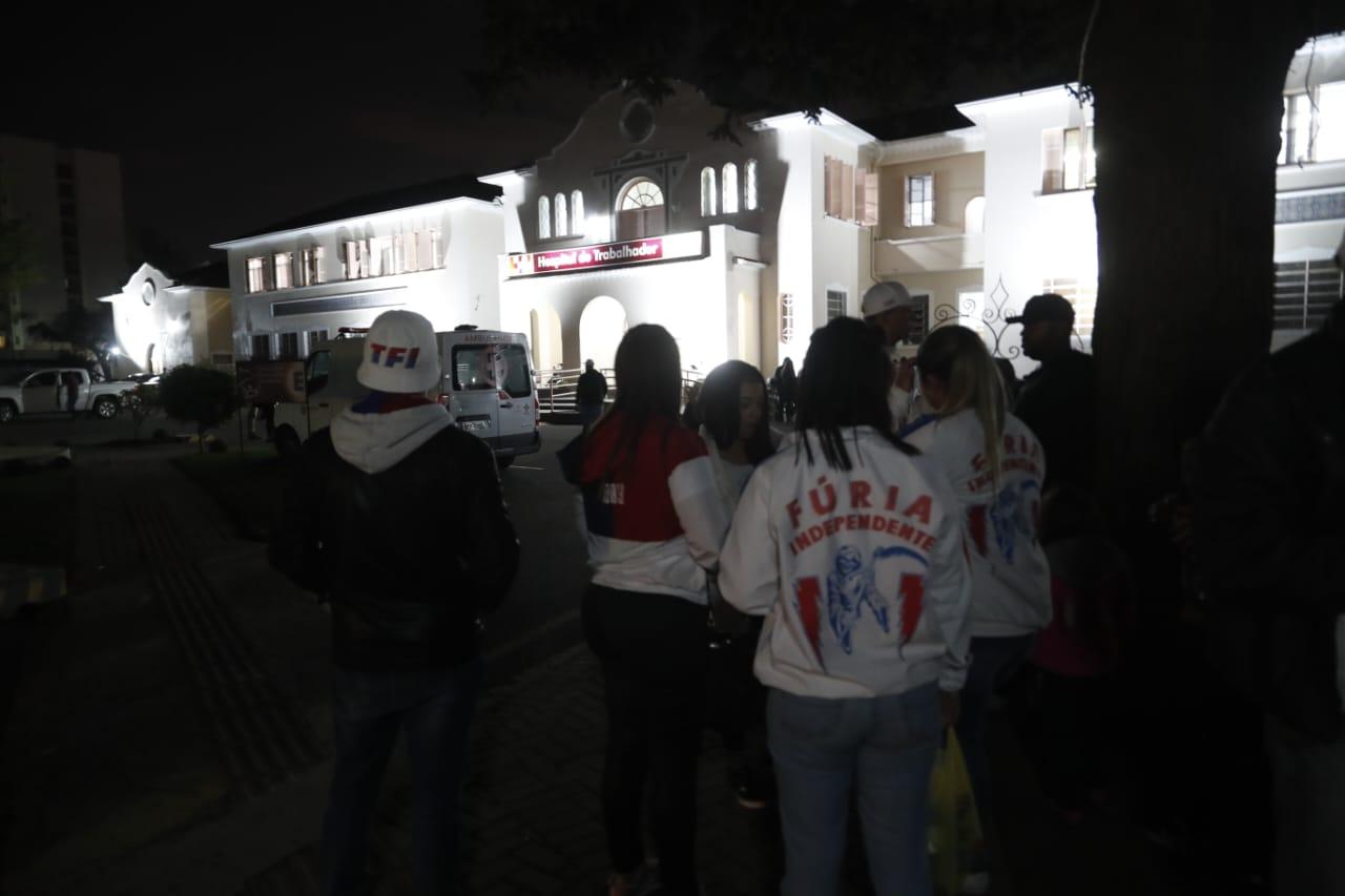 Membros da Fúria Independente em frente ao Hospital do Trabalhador.