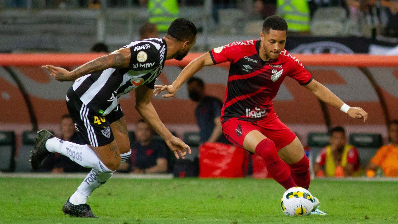 Vitor Roque comanda o Athletico contra o Atlético-MG