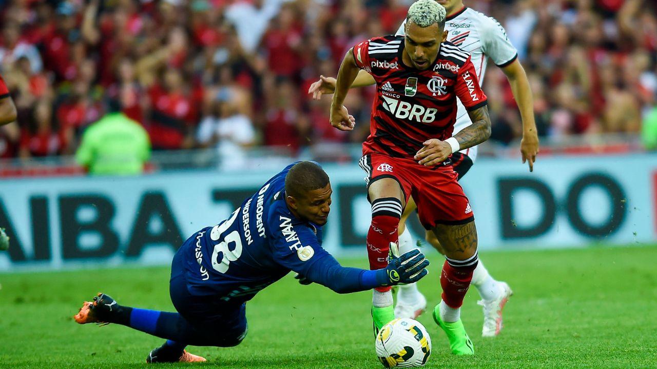 Diferença técnica e bola parada decretam dura derrota do Athletico para o Flamengo