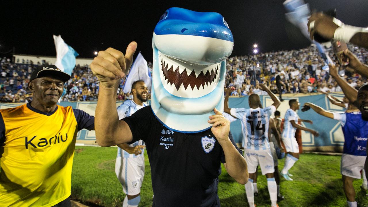 Adilson comemora com cabeça da mascote do clube. Foto: Ricardo Chicarelli/Londrina EC