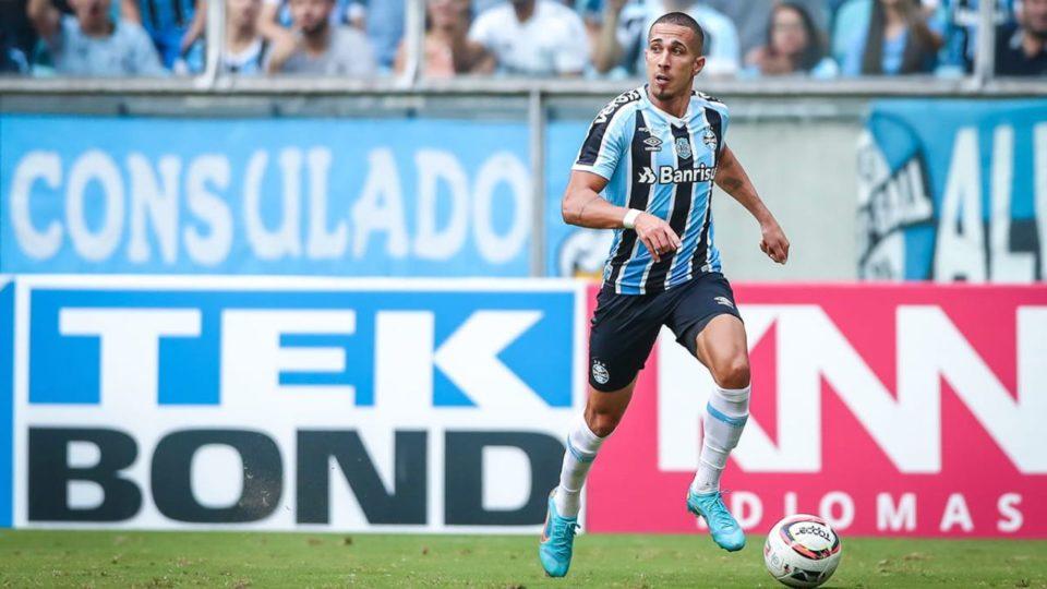 Lateral-esquerdo Nicolas em ação pelo Grêmio