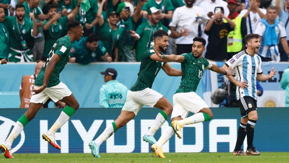 Jogadores da Arábia Saudita comemoram gol contra a Argentina