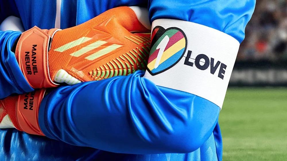 Braçadeira de Manuel Neuer em apoio à causa LGBTQIAP+