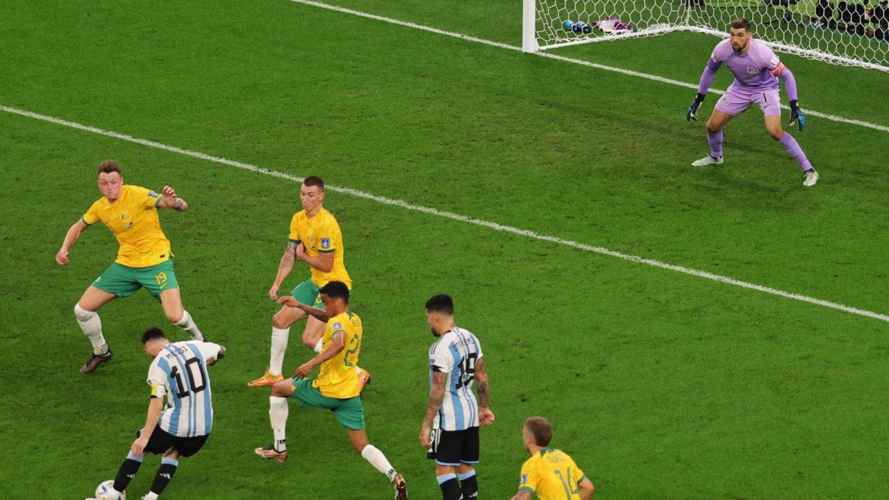 Messi encontra espaço no meio de três marcadores
