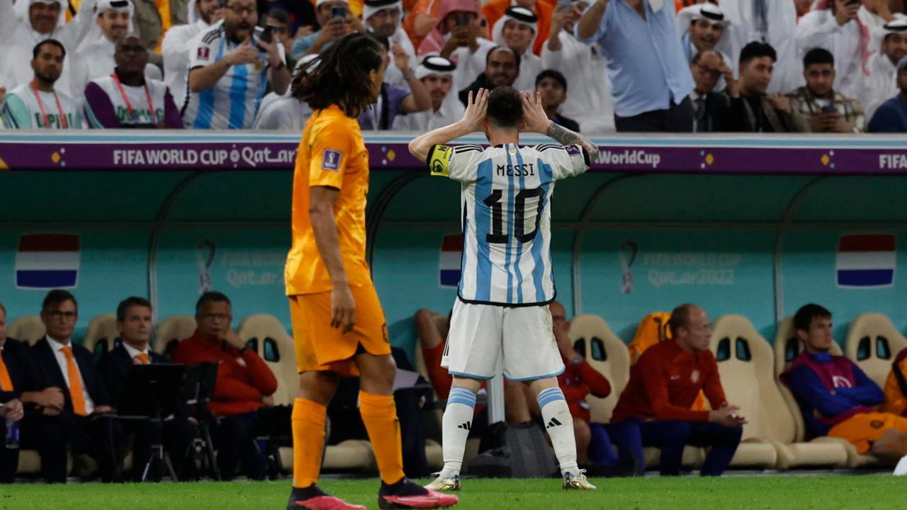 Messi comemora gol da Argentina contra a Holanda em frente ao banco de reservas dos rivais