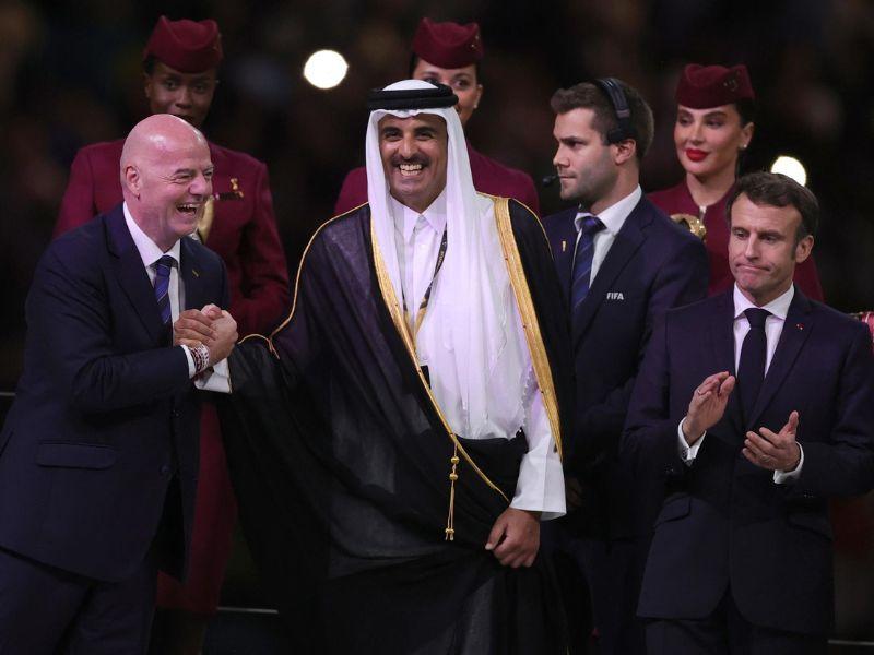 Torcida vaia presidente da Fifa e aplaude Emir do Catar em título da Argentina