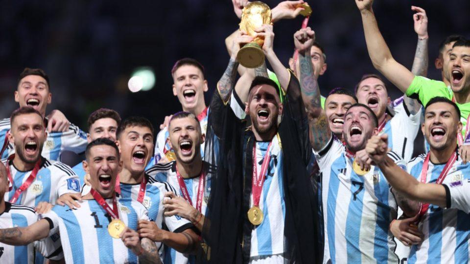 Messi levanta a taça da Copa do Mundo 2022 para a Argentina