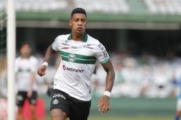 Punido pela Fifa, Alef Manga tem contrato suspenso pelo Coritiba