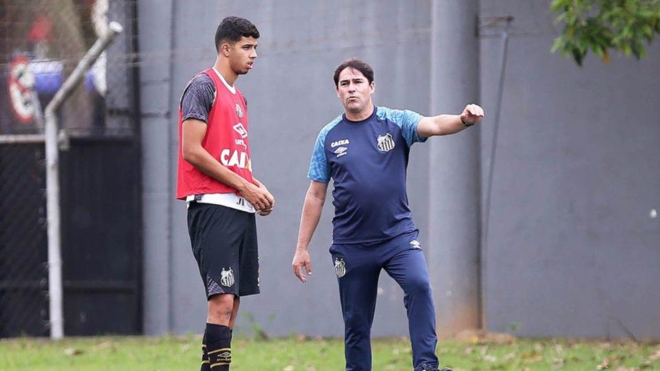 Kaique Rocha e o técnico Luciano Santos na base do Peixe