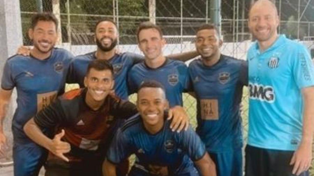 Robinho com amigos em Santos