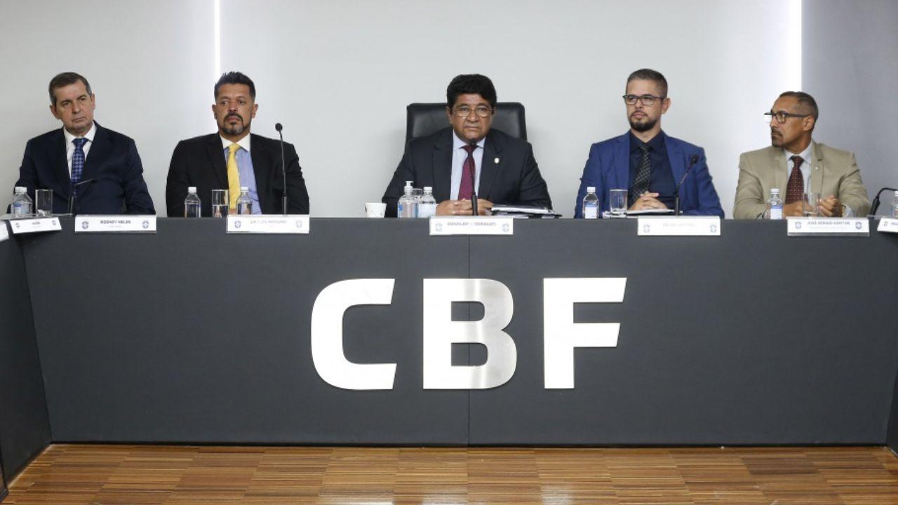 Presidente da CBF, Ednaldo Rodrigues, ao centro da mesa