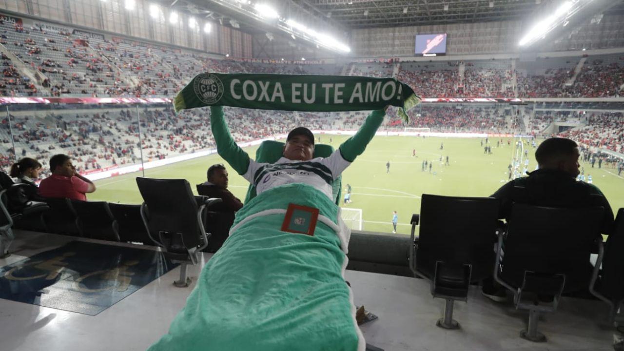 Athletico recepciona torcedor símbolo do Coritiba, exibe taças e prega: “Respeito acima de tudo”