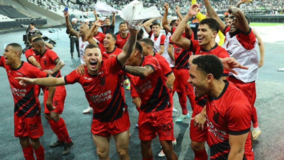 Jogadores do Athletico comemoram classificação diante do Botafogo