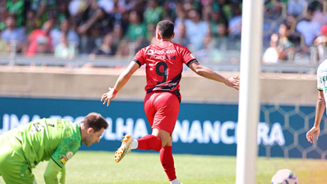 Vitor Roque marcou seu quinto gol no Mineirão diante do América-MG