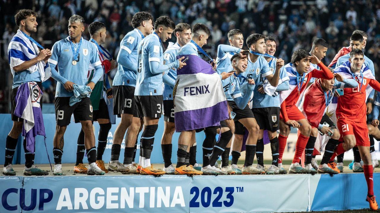 Uruguai ergue o troféu de campeão do Mundial Sub-20 ao vencer a Itália