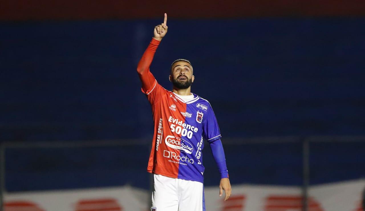 João Gabriel comemora gol pelo Paraná