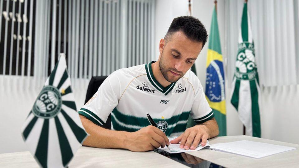 Samaris assinou contrato com o Coritiba