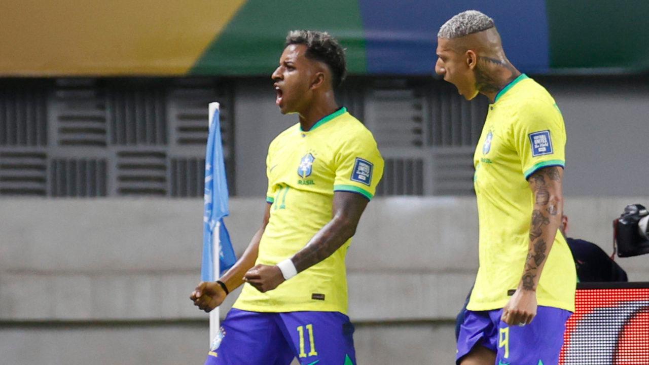 Rodrygo e Richarlison celebram gol da seleção. EFE/ Sebastiao Moreira