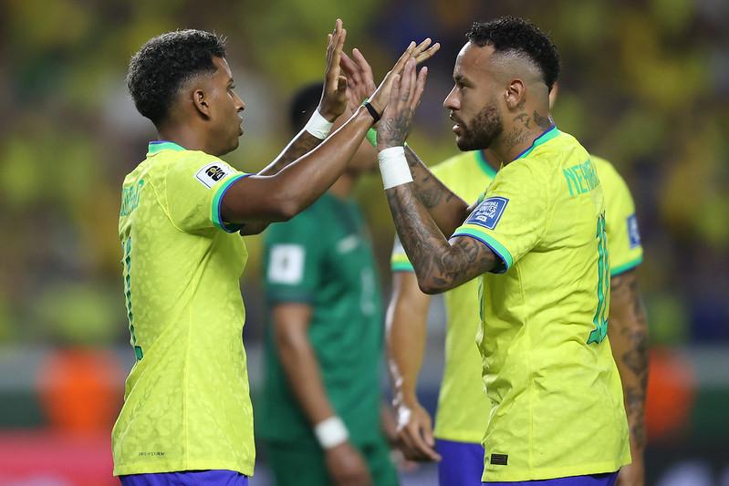 Rodrygo e Neymar em jogo do Brasil