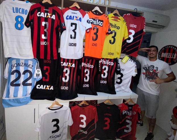  O torcedor atleticano Luka Maio e sua coleção particular de camisas com o nome de Lucho. Foto: Arquivo Pessoal 