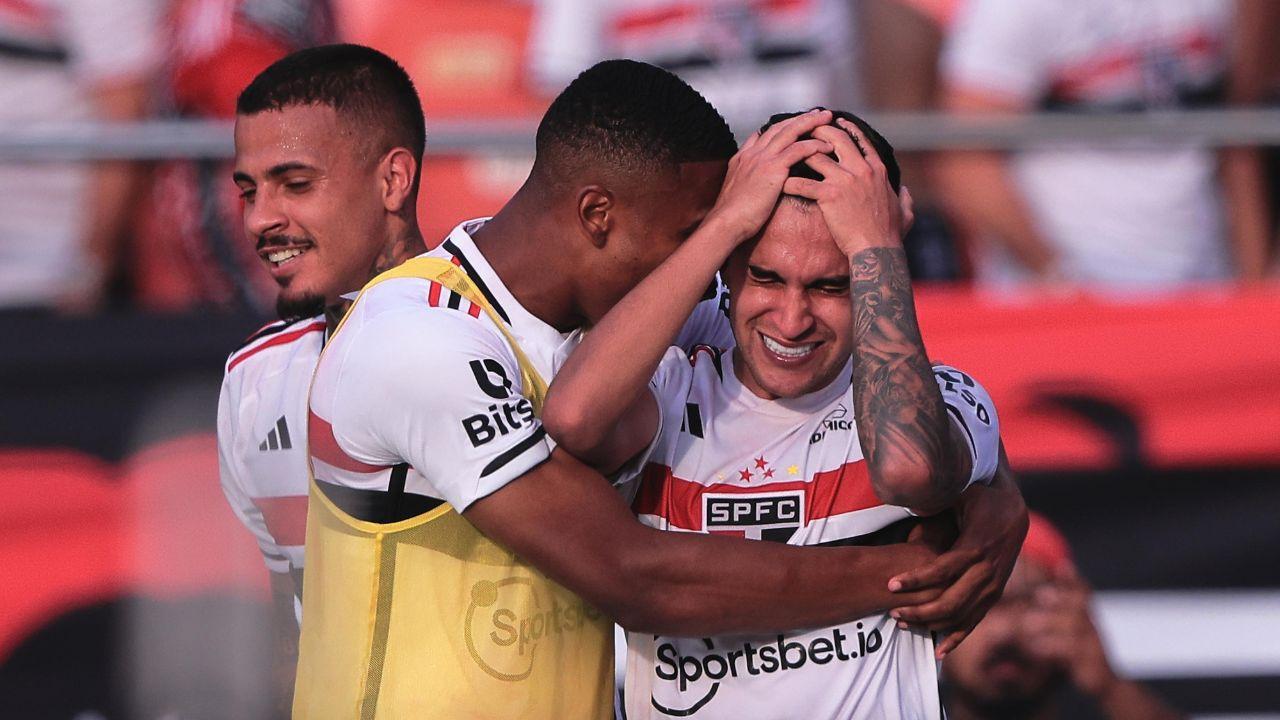 Rodrigo Nestor comemora gol pelo Flamengo