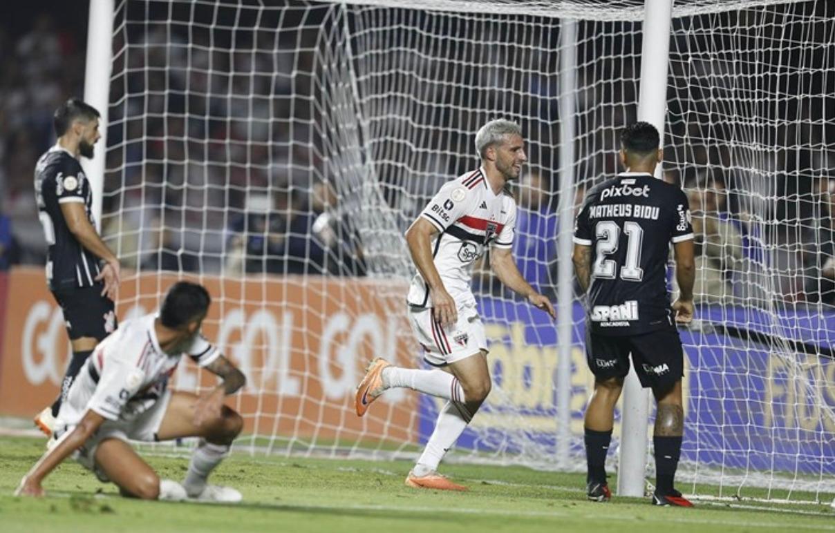 Calleri marca duas vezes e São Paulo bate o Corinthians de virada