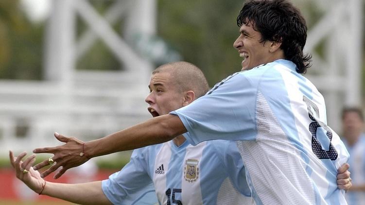  D’Alessandro e Lucho González em ação pela Seleção Argentina em 2003. Crédito: AFP