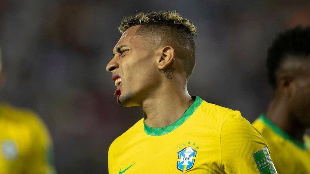 Atacante Raphinha em ação pela seleção brasileira
